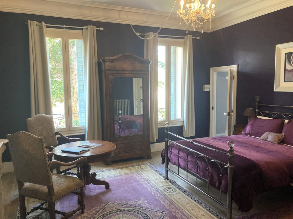 Chambre Céline avec vue sur le jardin et piscine.