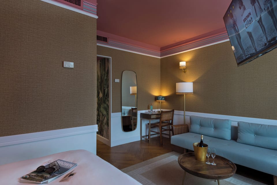 Studio | Living area | 40-inch LCD TV with cable channels, TV