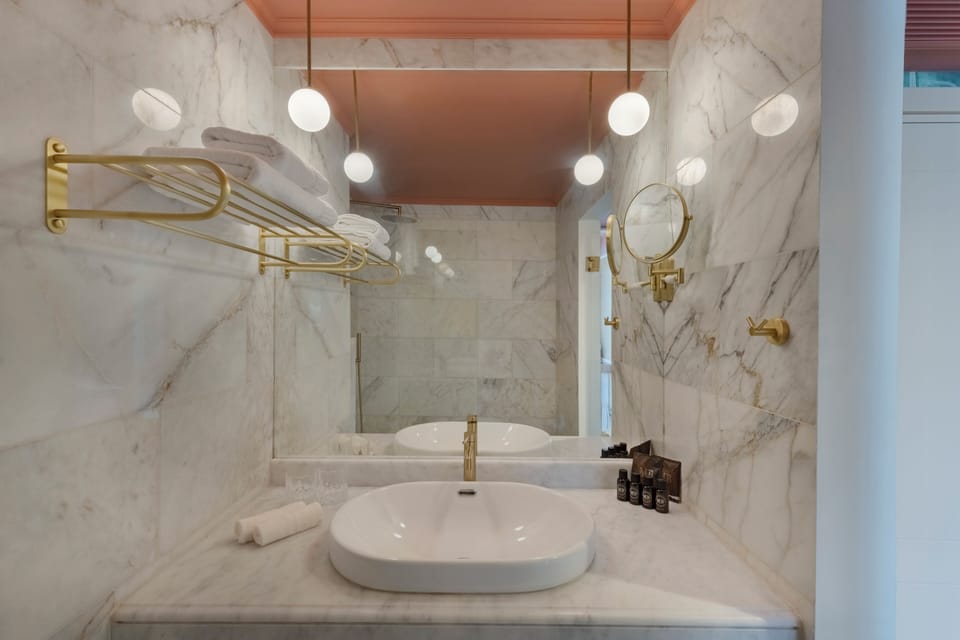 Shower, rainfall showerhead, free toiletries, hair dryer