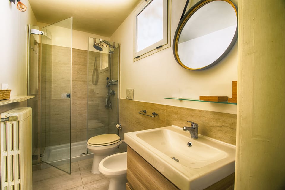 Deluxe Apartment, Courtyard View | Bathroom | Shower, rainfall showerhead, free toiletries, hair dryer