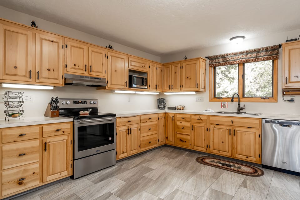 Family House | Private kitchen | Coffee/tea maker, full-size fridge, microwave, oven