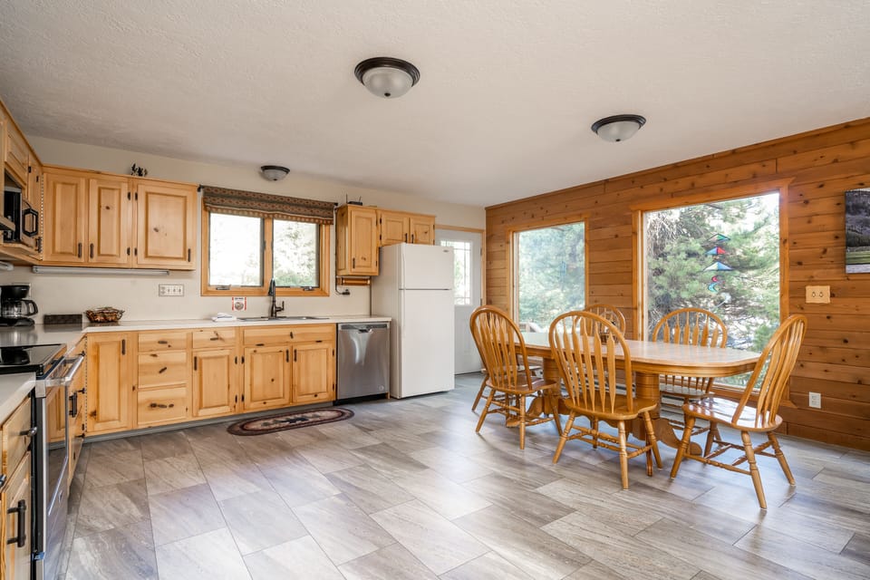 Family House | Private kitchen | Coffee/tea maker, full-size fridge, microwave, oven