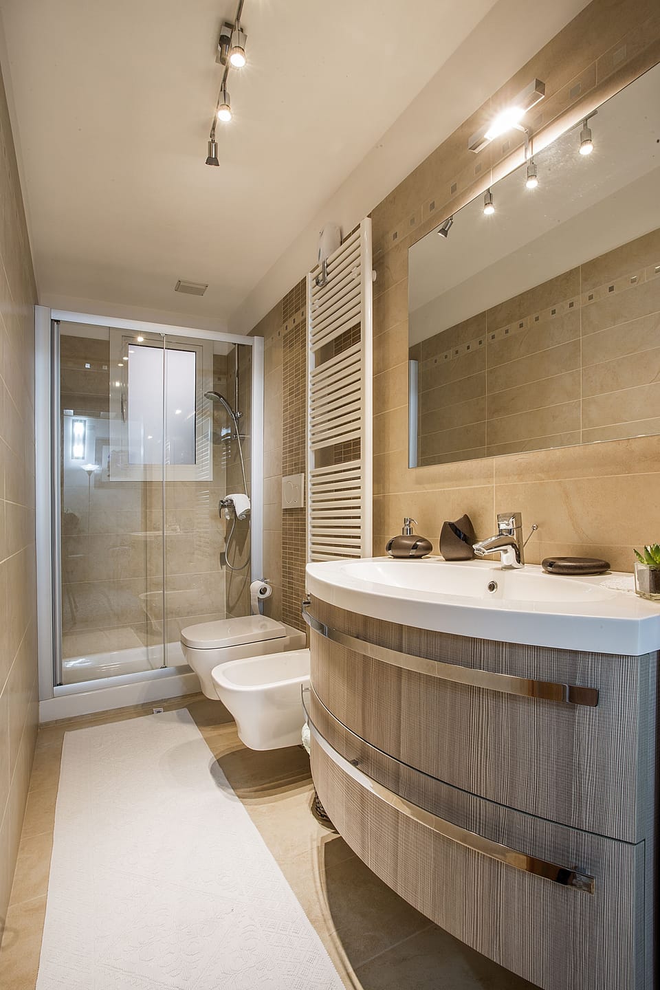 Apartment, 2 Bedrooms | Bathroom | Shower, free toiletries, hair dryer, bidet