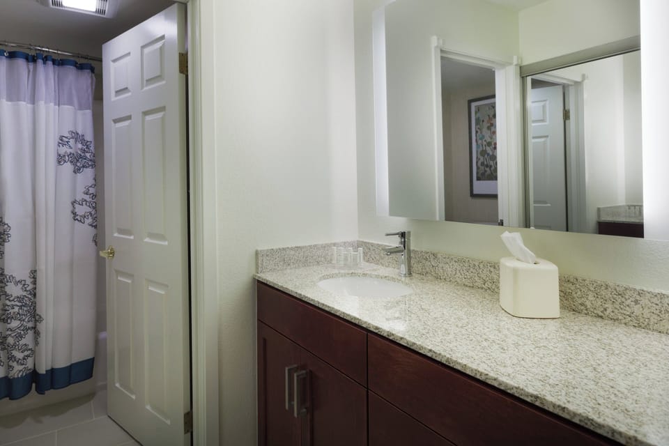 Combined shower/tub, designer toiletries, hair dryer, towels