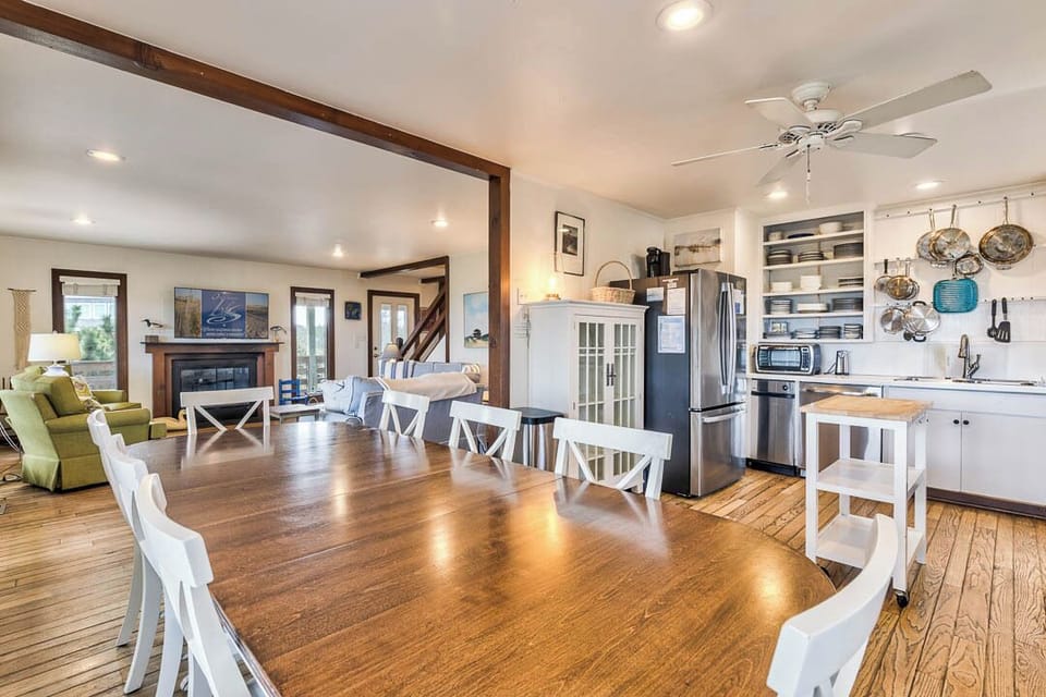 Mid-Level Dining Room with Table (seats 8)