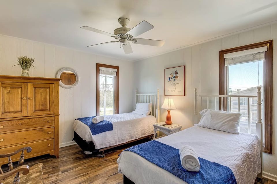 Top-Level Bedroom with 2 Twin Beds
