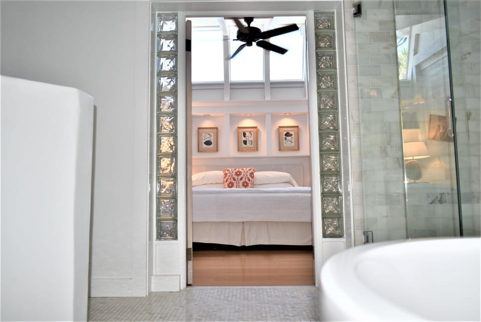 Deluxe King Suite A | Bathroom | Free toiletries, hair dryer, towels