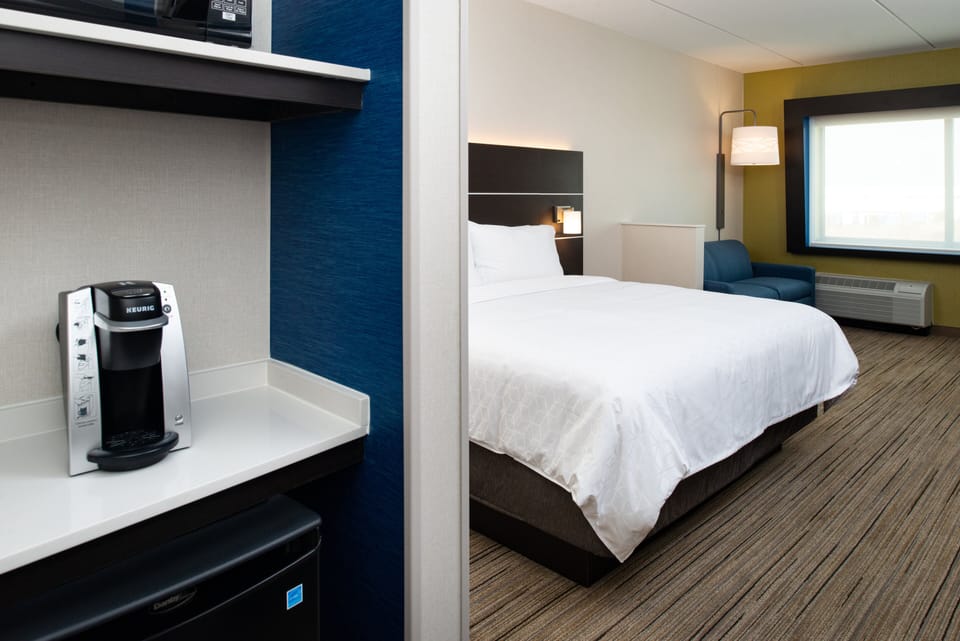 Suite, 1 King Bed with Sofa bed | In-room safe, desk, blackout drapes, cribs/infant beds