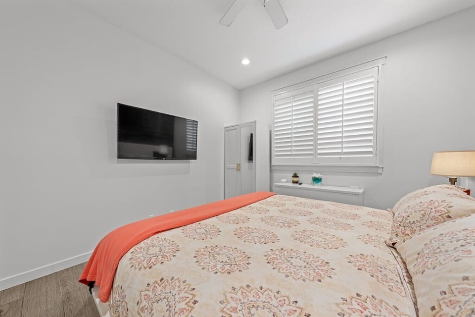 King bedroom w/ TV & en-suite full bathroom