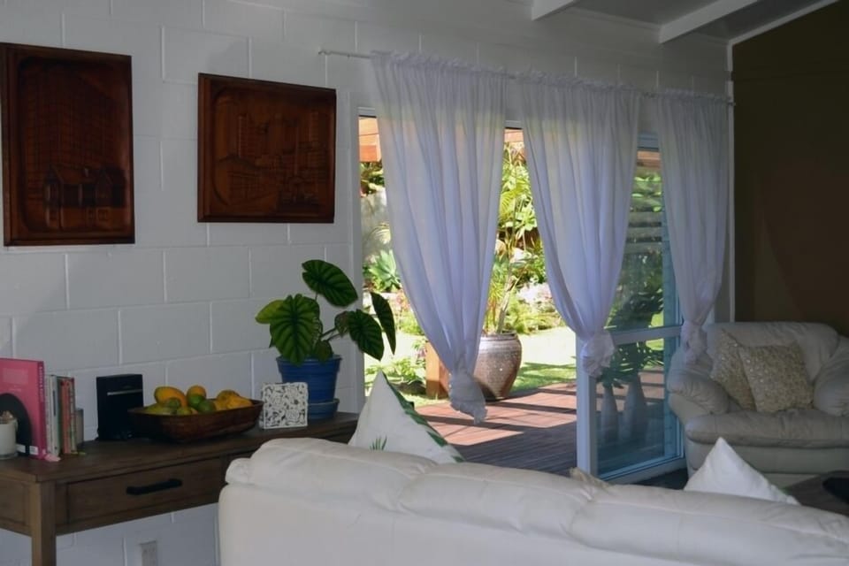 Lounge to Garden