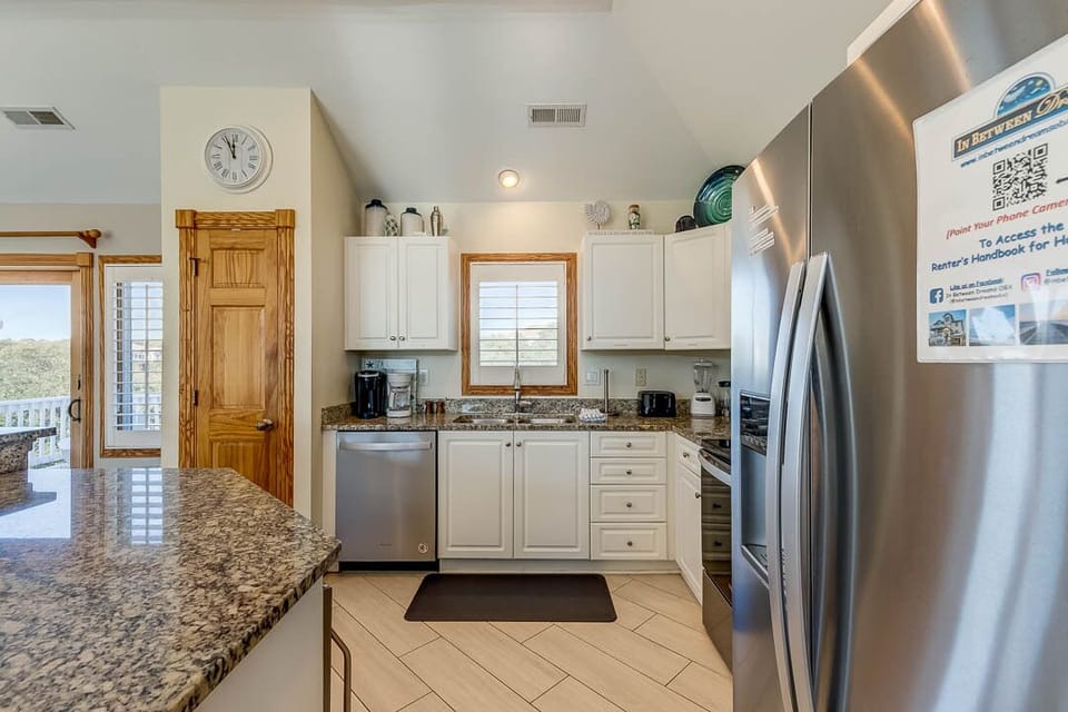Top-Level Kitchen with Bar (seats 4)