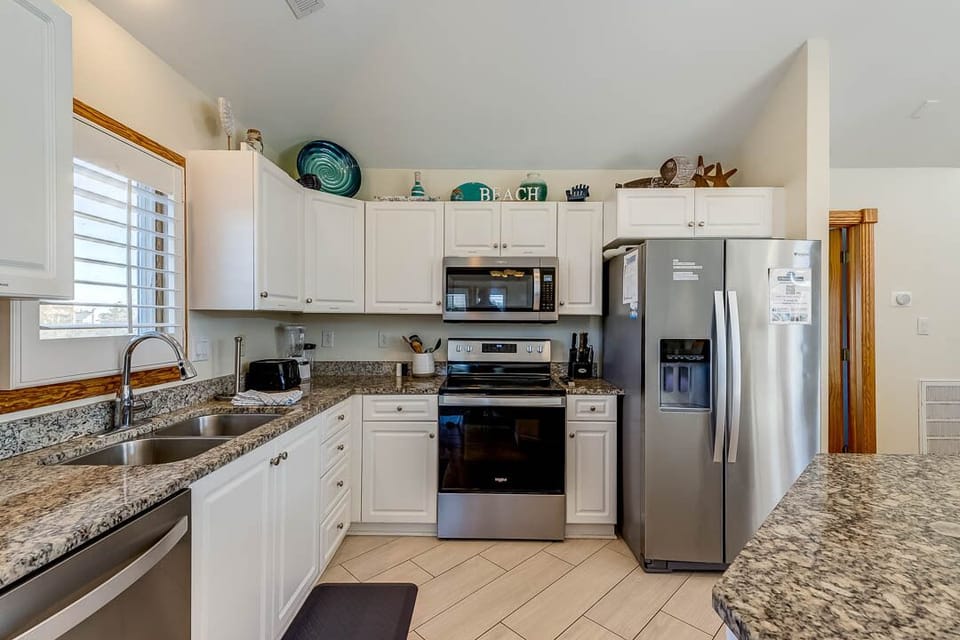 Top-Level Kitchen with Bar (seats 4)