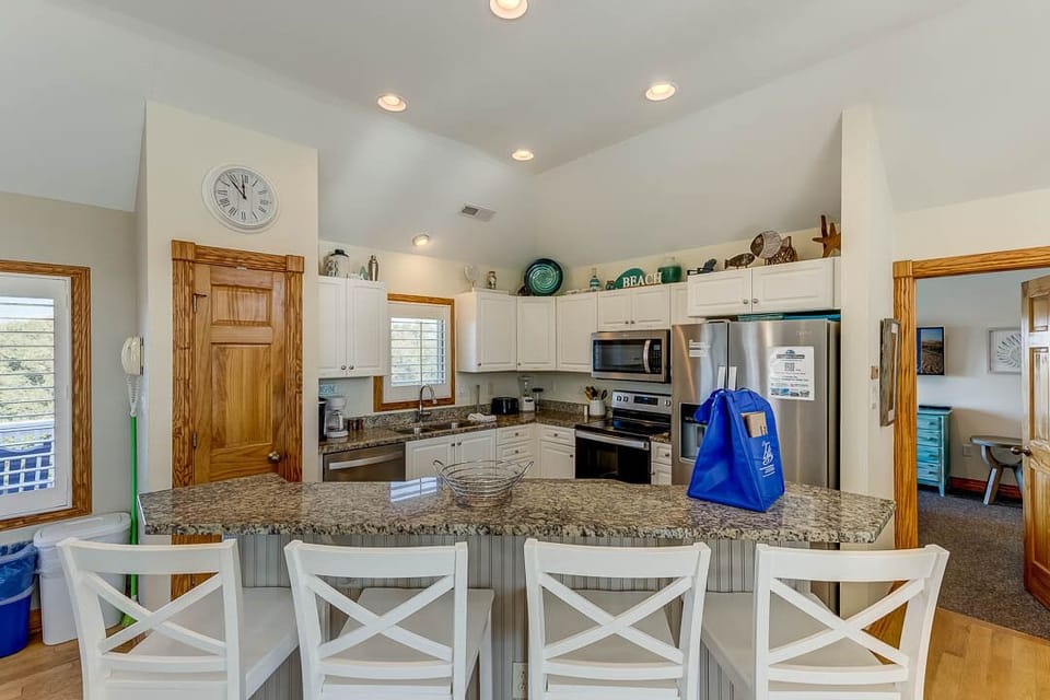 Top-Level Kitchen with Bar (seats 4)