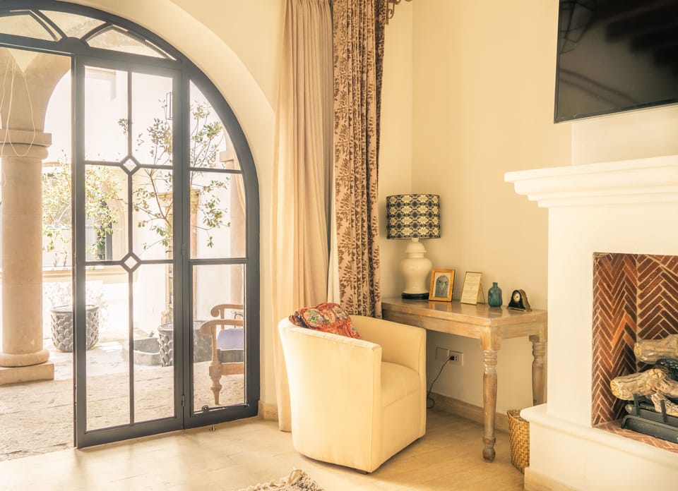 Signature Suite, Courtyard View | Living area | TV, fireplace