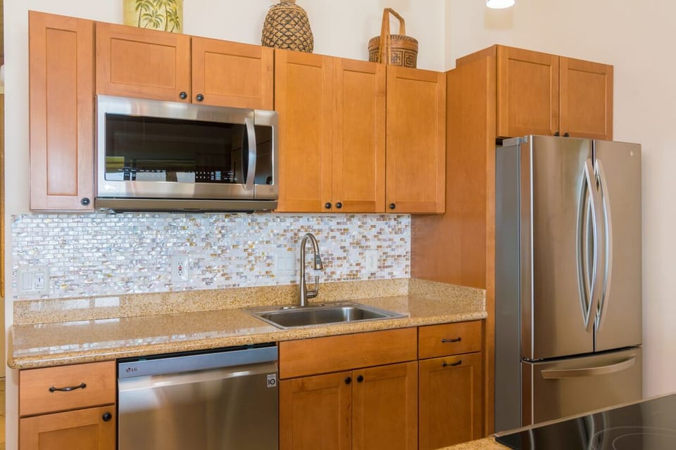Full-sized upgraded kitchen that's fully stocked. 