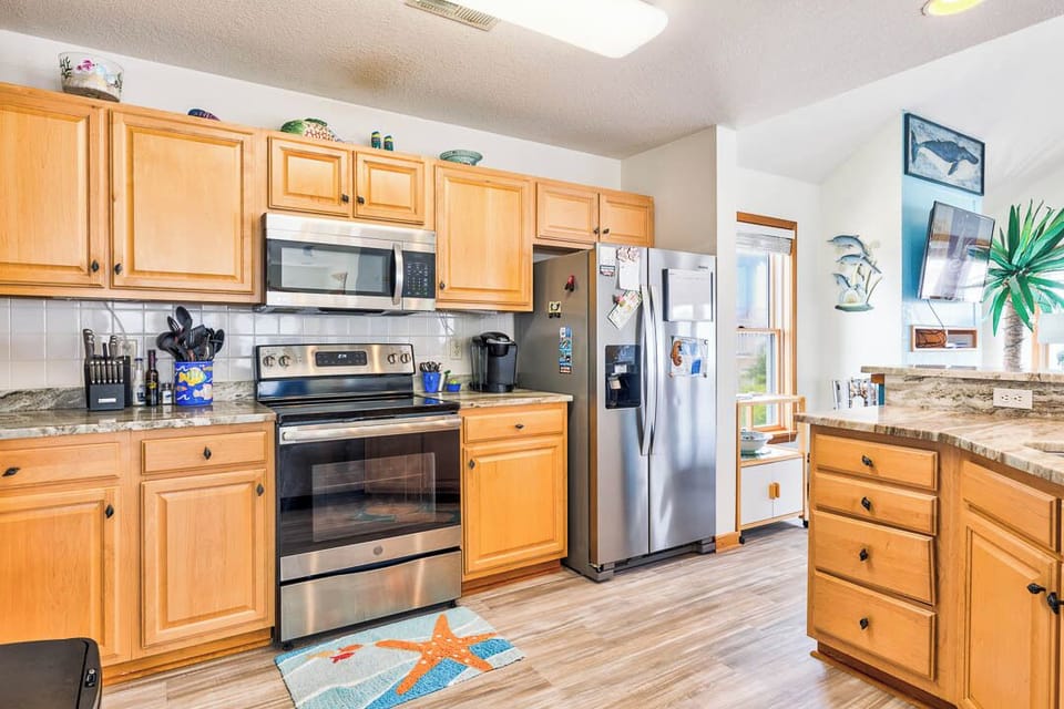 Top-Level Kitchen with Bar (seats 5)
