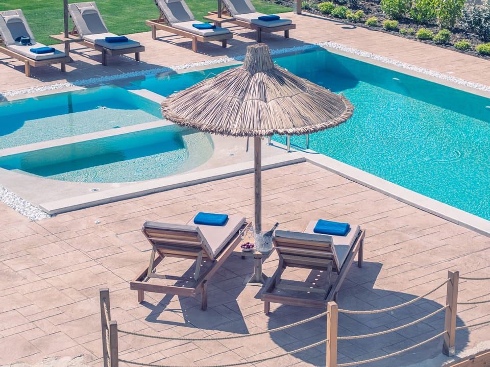  Spoil yourselves to the outdoor 8 seater spa whirlpool (not heated) .