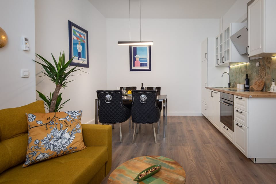 Kitchen & dining area