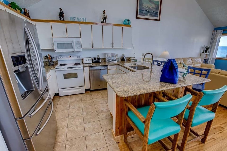 Top-Level Kitchen with Bar (seats 6)