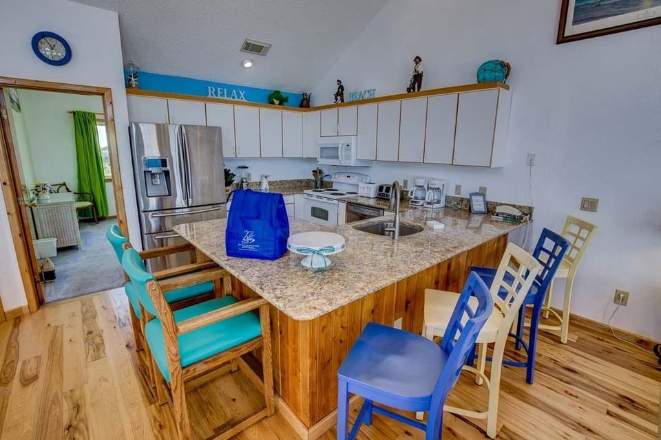Top-Level Kitchen with Bar (seats 6)