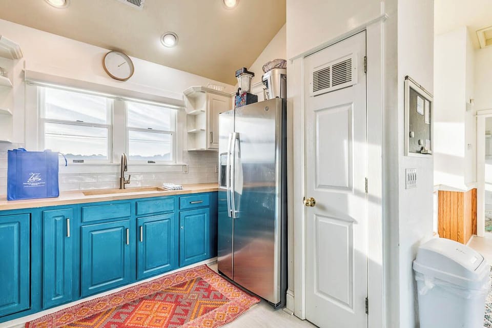Top-Level Kitchen with Bar (seats 4)