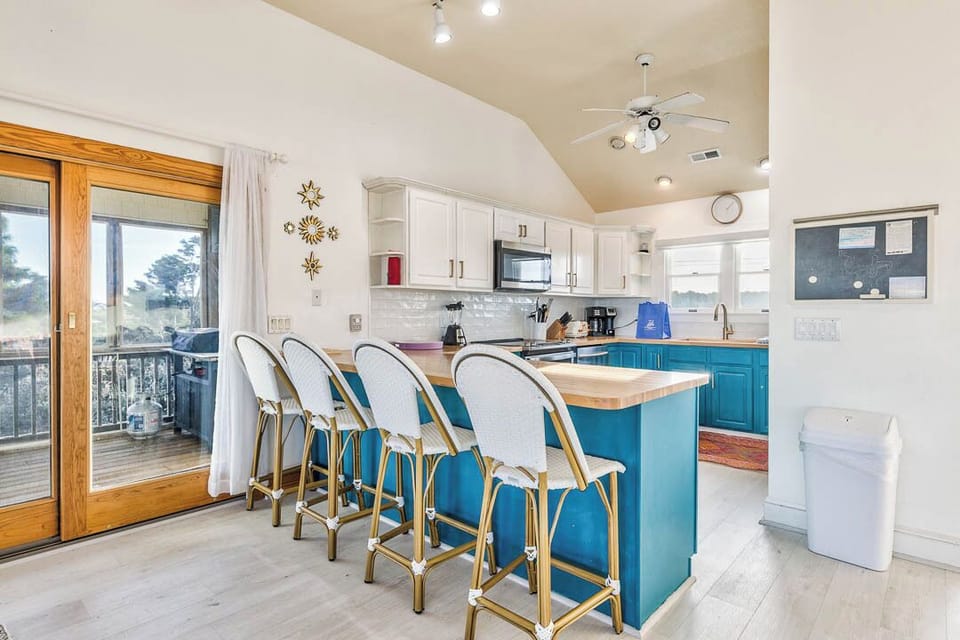 Top-Level Kitchen with Bar (seats 4)