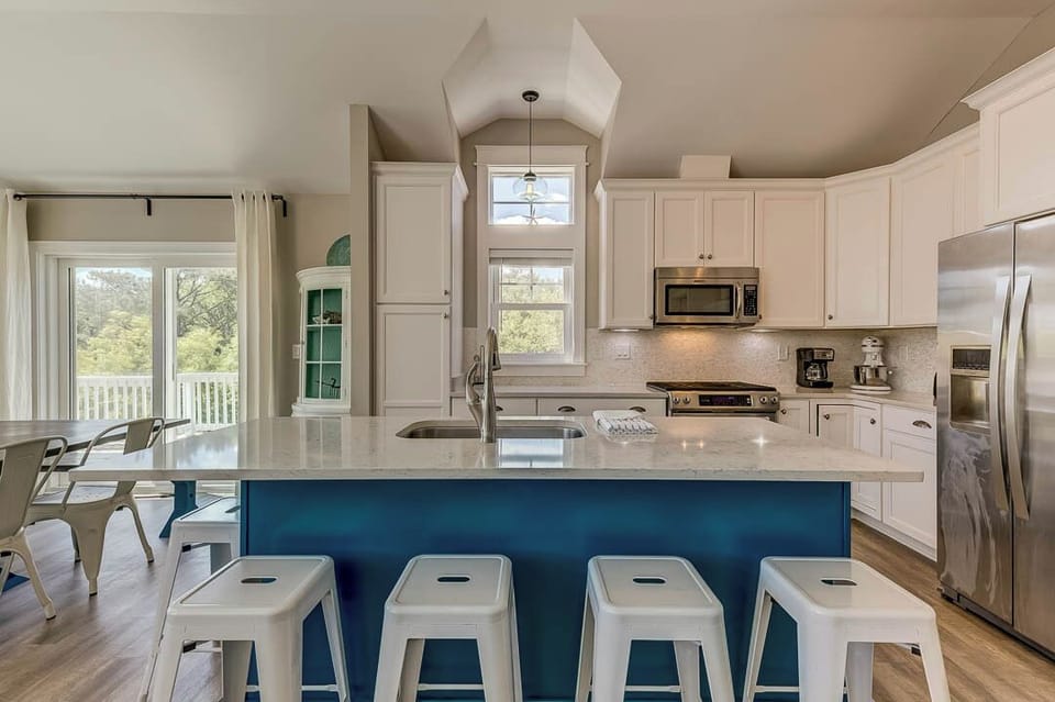 Top-Level Kitchen with Island (seats 5)