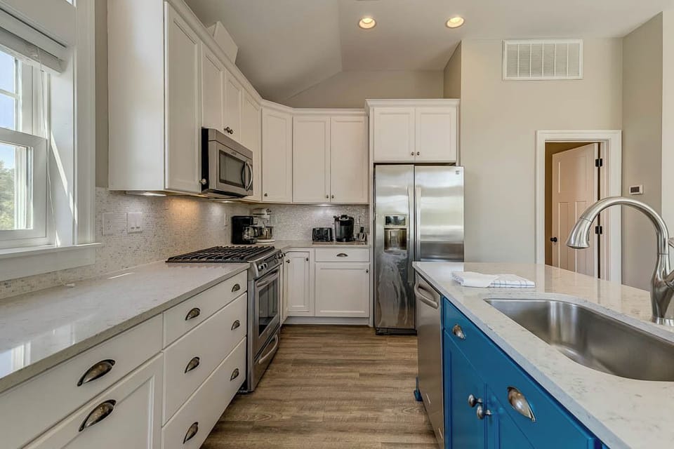 Top-Level Kitchen with Island (seats 5)