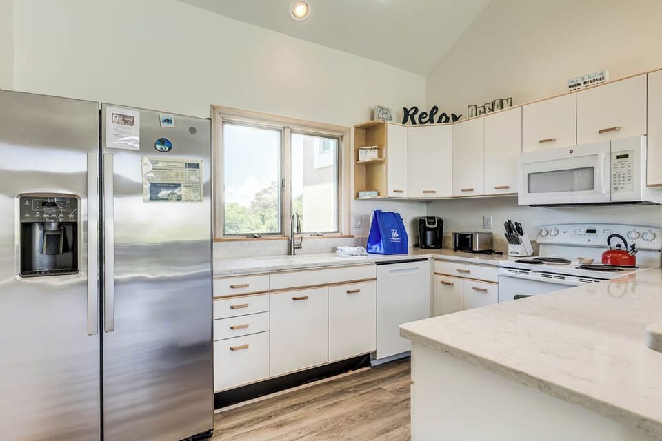 Top-Level Kitchen with Bar (seats 4)