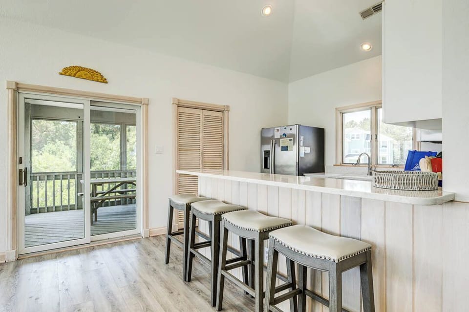 Top-Level Kitchen with Bar (seats 4)