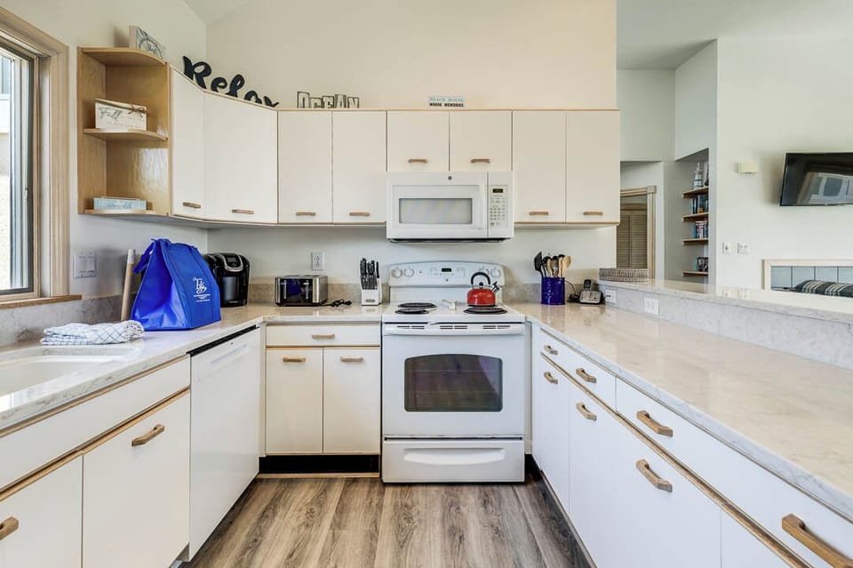 Top-Level Kitchen with Bar (seats 4)