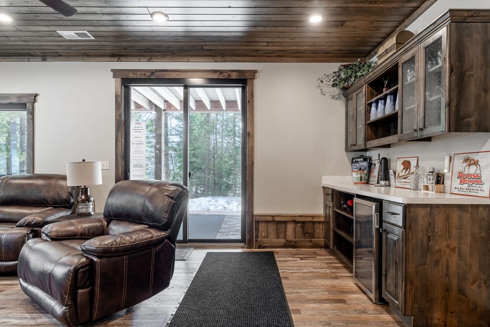 Luxury House | Living room | Flat-screen TV, fireplace