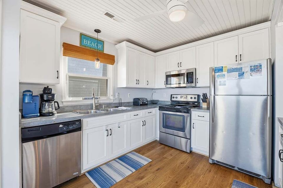 Mid-Level Kitchen with Bar (seats 2)