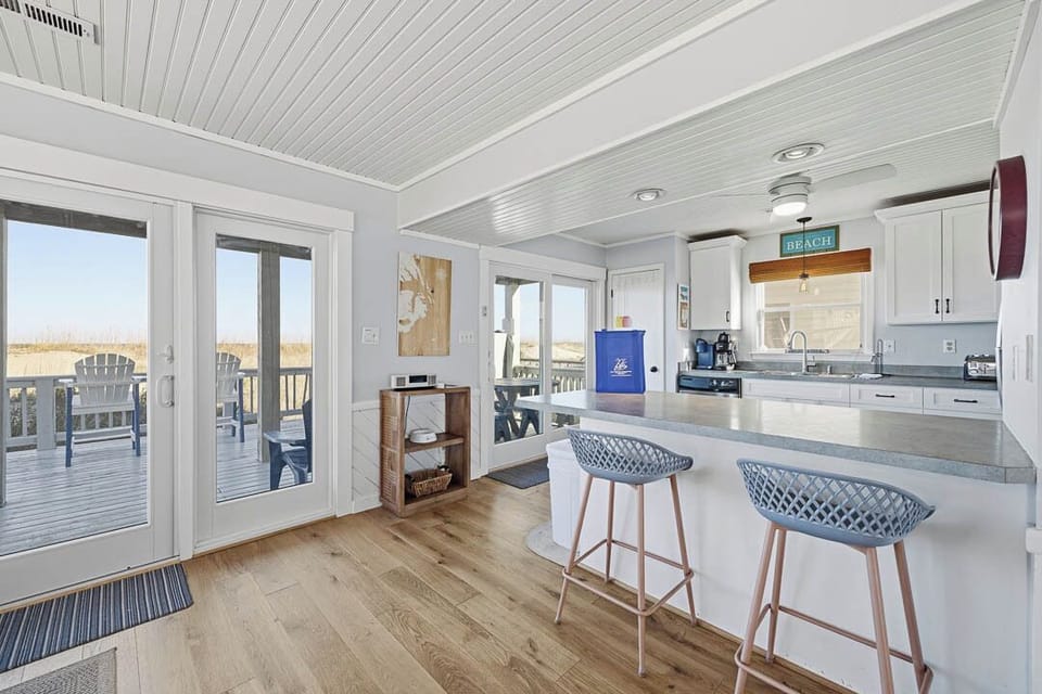 Mid-Level Kitchen with Bar (seats 2)