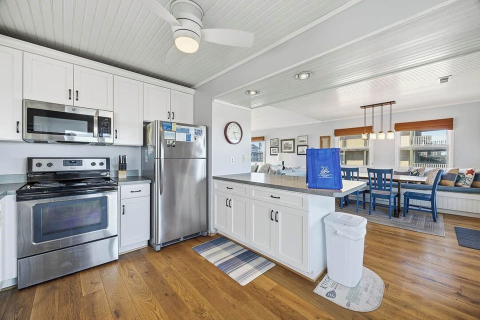 Mid-Level Kitchen with Bar (seats 2)