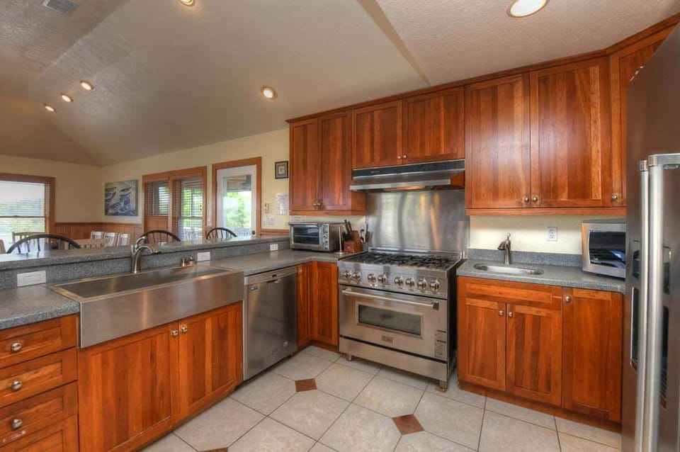 Top-Level Kitchen with Bar (seats 6)