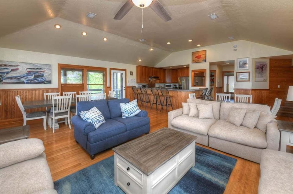 Top-Level Living Room with Screened Porch access