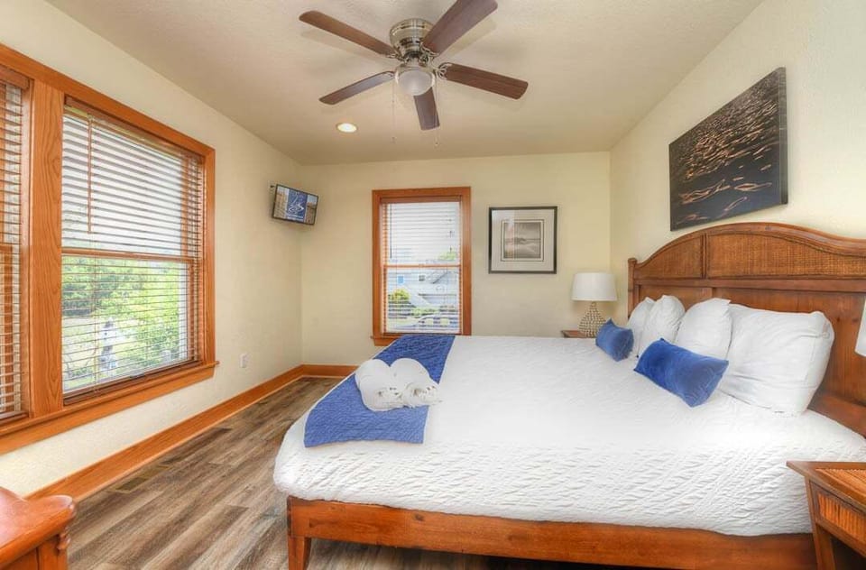 Mid-Level King Master Bedroom