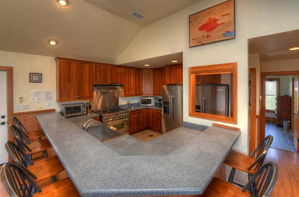 Top-Level Kitchen with Bar (seats 6)