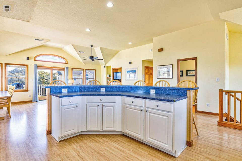 Top-Level Kitchen with Bar (seats 6)