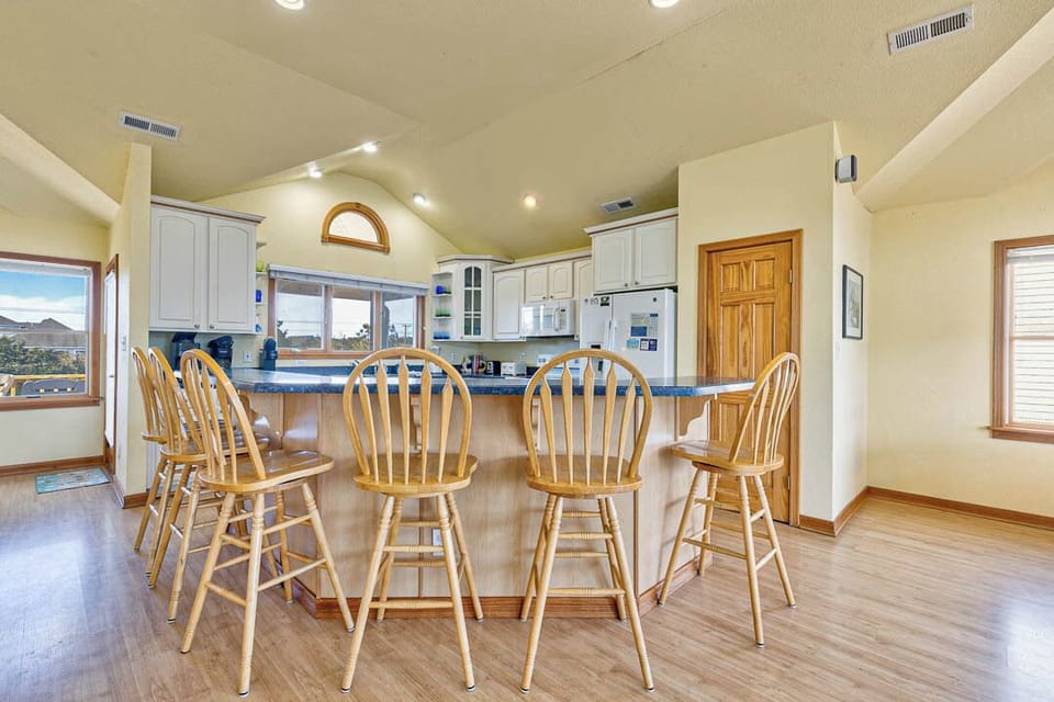 Top-Level Kitchen with Bar (seats 6)