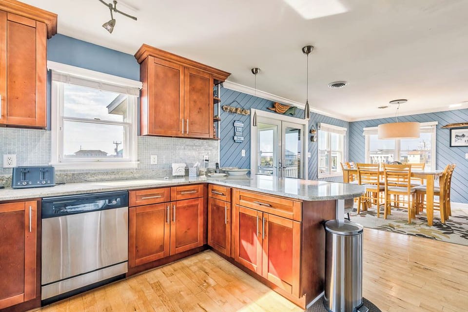 Top-Level Kitchen with Bar (seats 3)