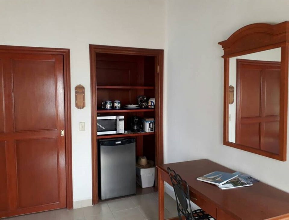 Frigobar, micro-wave, toaster, coffee pot, cups, glasses, dishes, cuttlery,bags.