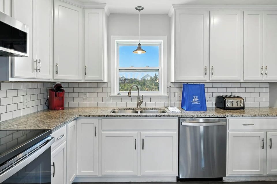 Mid-Level Kitchen with Additional Table (seats 4)