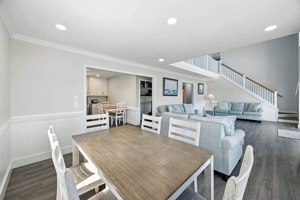 Mid-Level Dining Room with Table (seats 6)