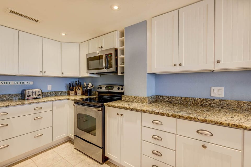Kitchen with Bar (seats 3)
