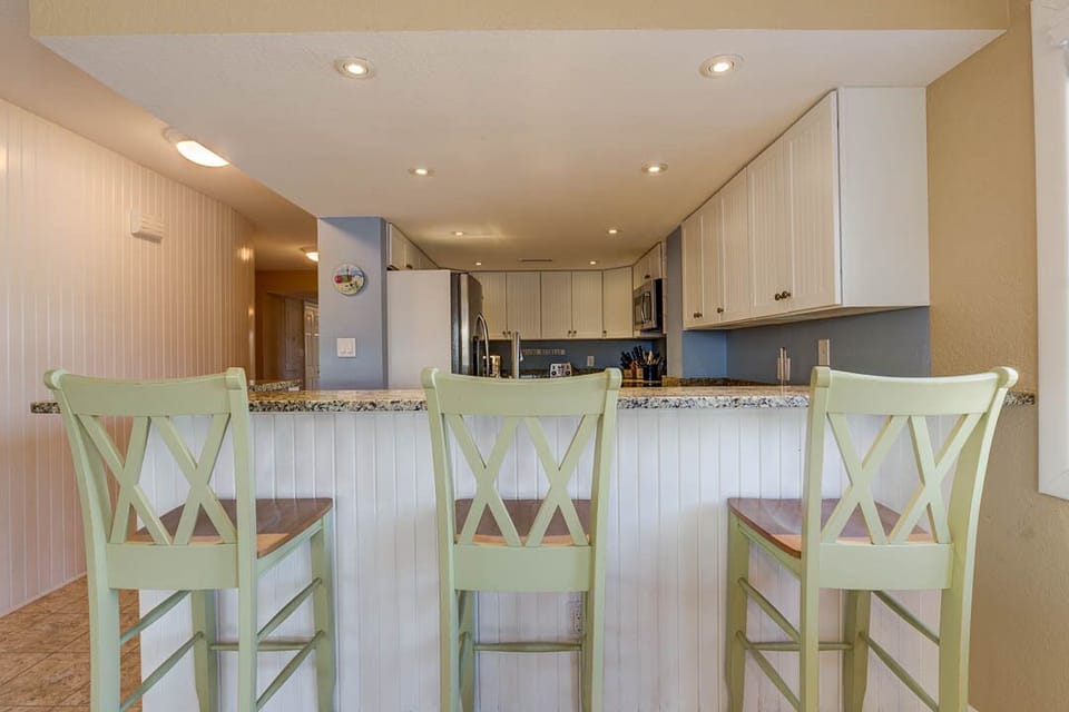 Kitchen with Bar (seats 3)
