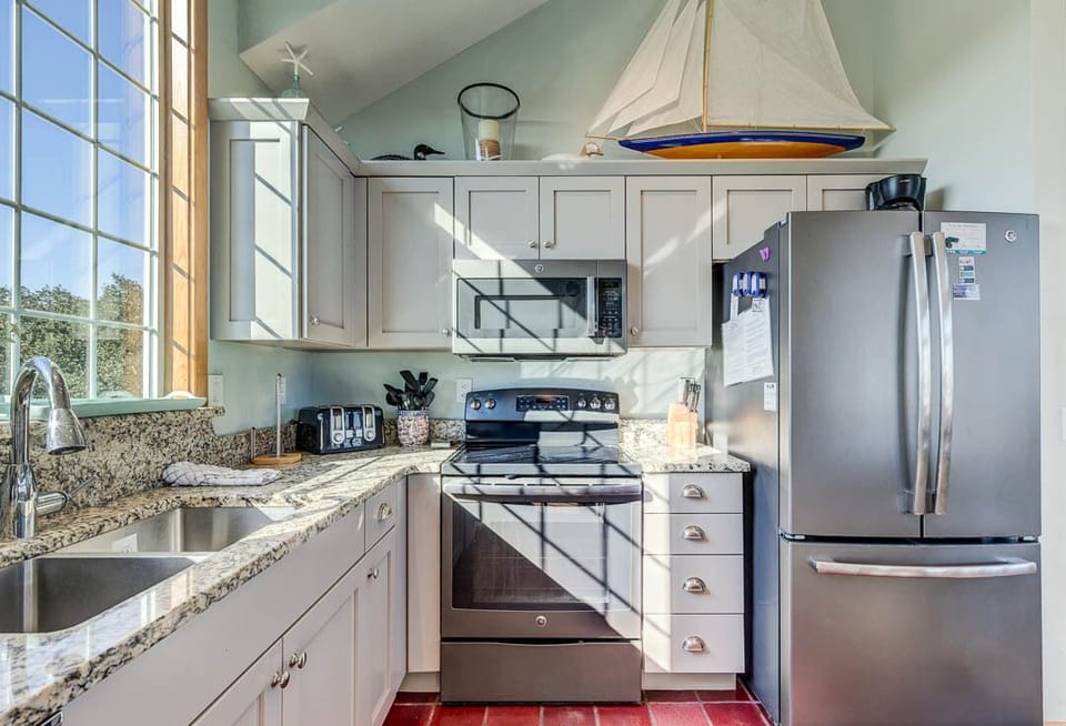 Top-Level Kitchen with Bar (seats 4)