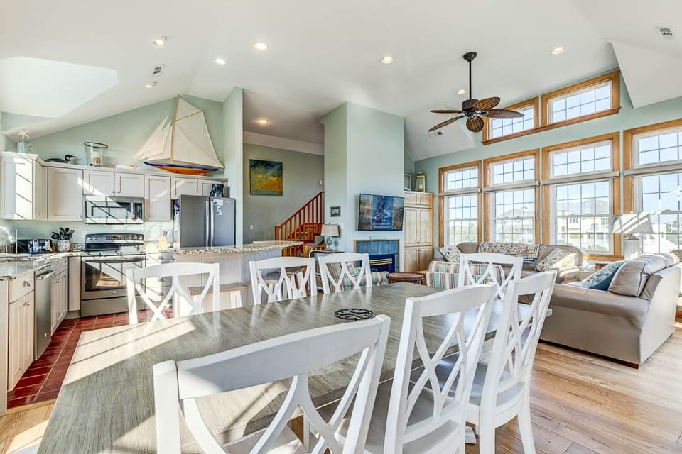 Top-Level Dining Room with Table (seats 8)