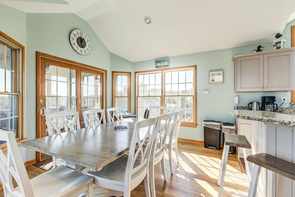 Top-Level Dining Room with Table (seats 8)